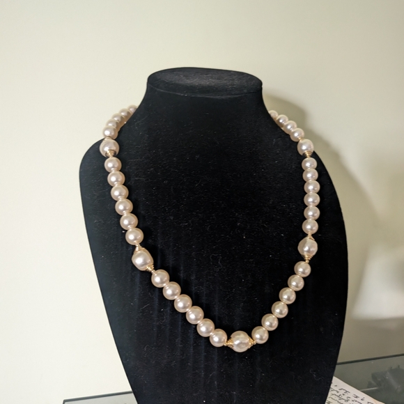 Vintage Faux Pearl Necklace - Picture 11 of 16
